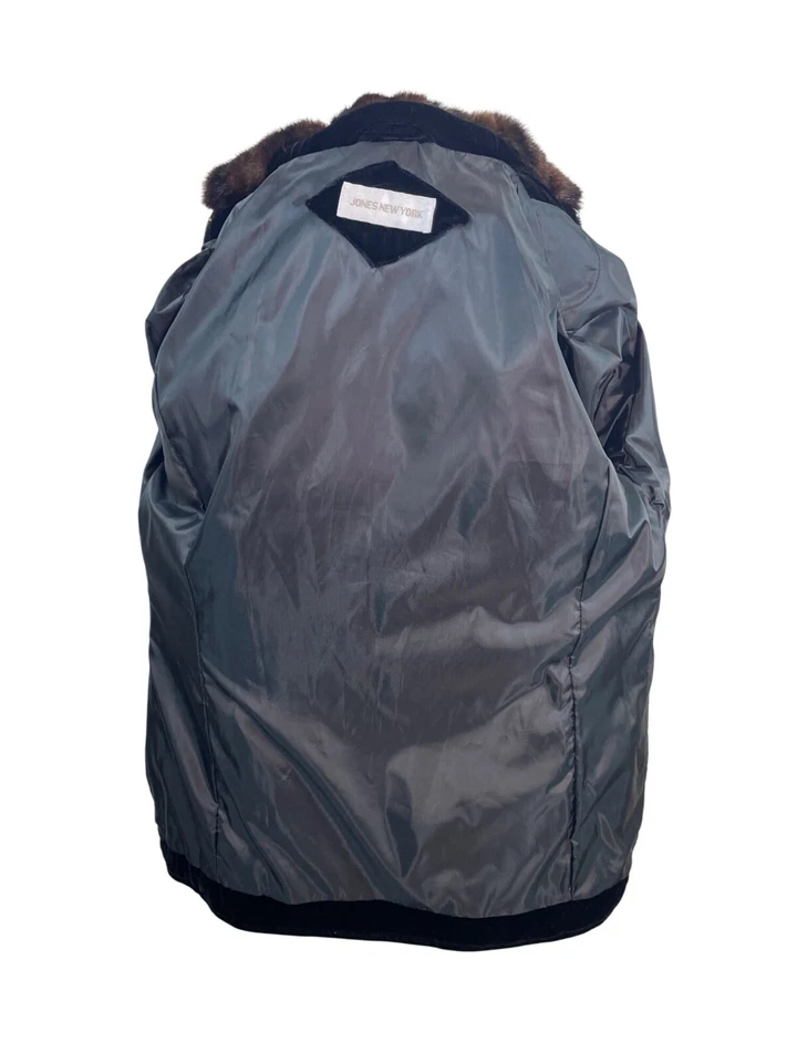 Chaqueta de terciopelo negra Jones New York con cuello y bolsillos dorados con cremallera Foto 4 de 4