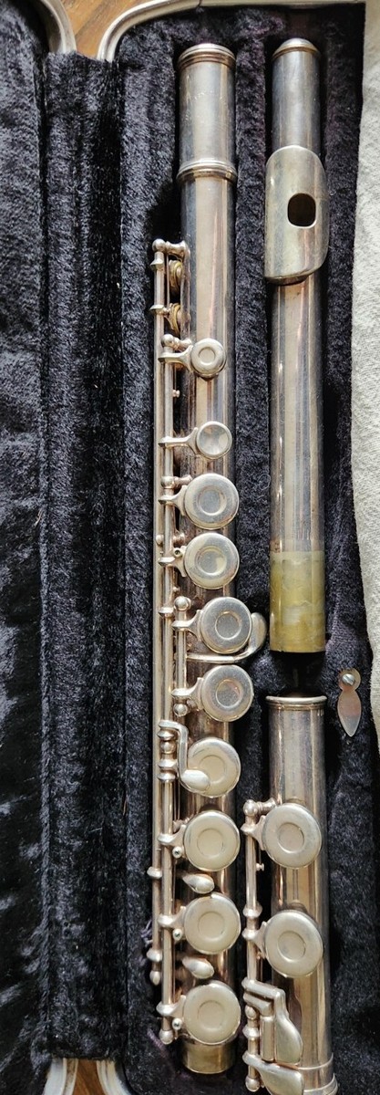 Vintage W. T. Armstrong Silver Flute Model 104g8500 w/Case
