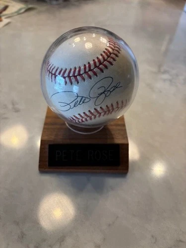 Pete Rose Signed Official Major League Baseball with Authenticy card