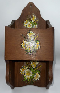 VTG Hanging Wooden Toilet Paper Towel Holder with Daisy/Wild Flowers Farmhouse