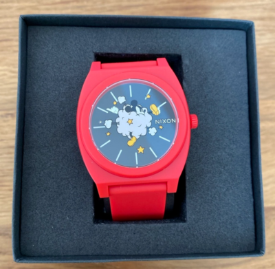 NIXON Disneyコラボ ミッキー腕時計 ニクソン×ディズニーの限定ウォッチ、“ミッキー”の両腕が動くモデル