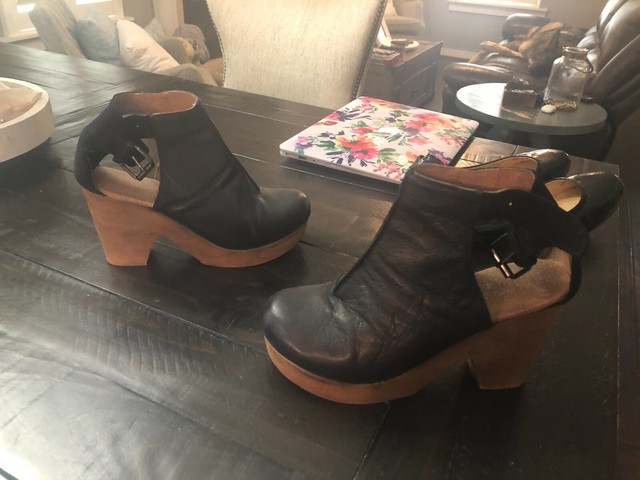 amber orchard clog black