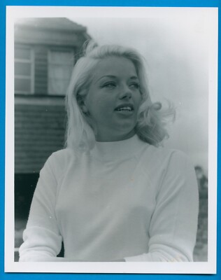 Darkroom Produced 8x10 Photograph Blonde Bombshell Actress Diana Dors D34