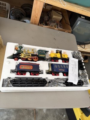 Eastern Express Train Set Battery Operated Locomotive with 3 Cars & 16 Track pc.