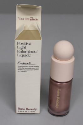 RARE BEAUTY Positive Light Liquid Luminizer - Flüssiger Highlighter - Enchant