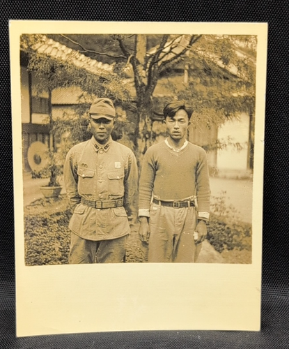 WWII/2 Japanisches Bild Zwei Sterne Privat in Uniform mit einem anderen Mann