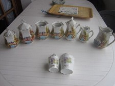 anciens pots à épices et pichets en faïence peints à la main