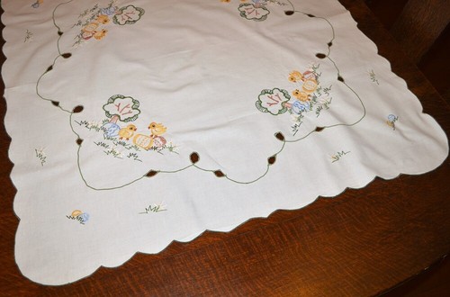 EASTER DUO OF CHICKS WITH SPRING TREE! VINTAGE GERMAN TABLECLOTH WITH CUTWORK - Bild 11 von 12