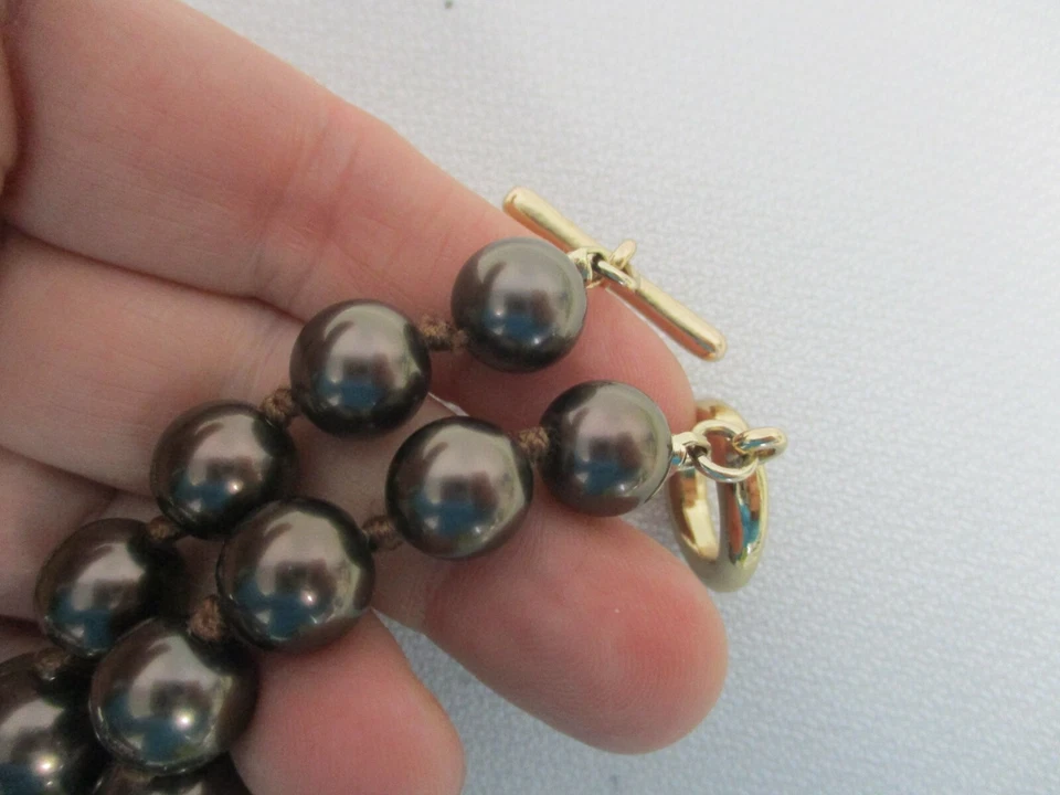 PRETTY PEARLIZED BROWN PLASTIC BEAD NECKLACE 40" w "AV" HALLMARK & TOGGLE CLASP - Image 4 of 4