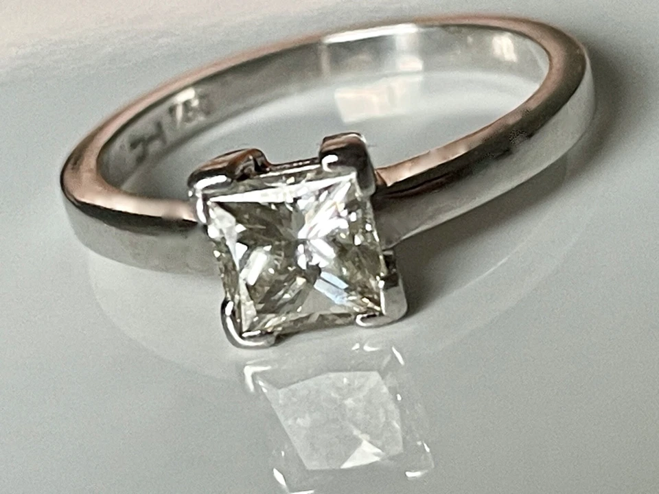 RING mit 1,12 KARAT Natur DIAMANT PRINCESS CUT 750 /18 KARAT GOLD  WERT 12500,-