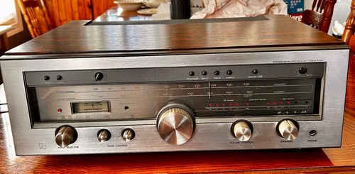 AM/FM Receiver Solid State AM/FM Stereo Receiver Luxman R-1040 Rosewood Finish 
