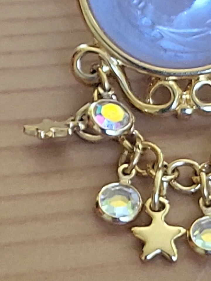 Pendiente de ángel Kirks Folly Dream de colección (1) estrellas camafeo grises pedrería gotas Foto 4 de 4