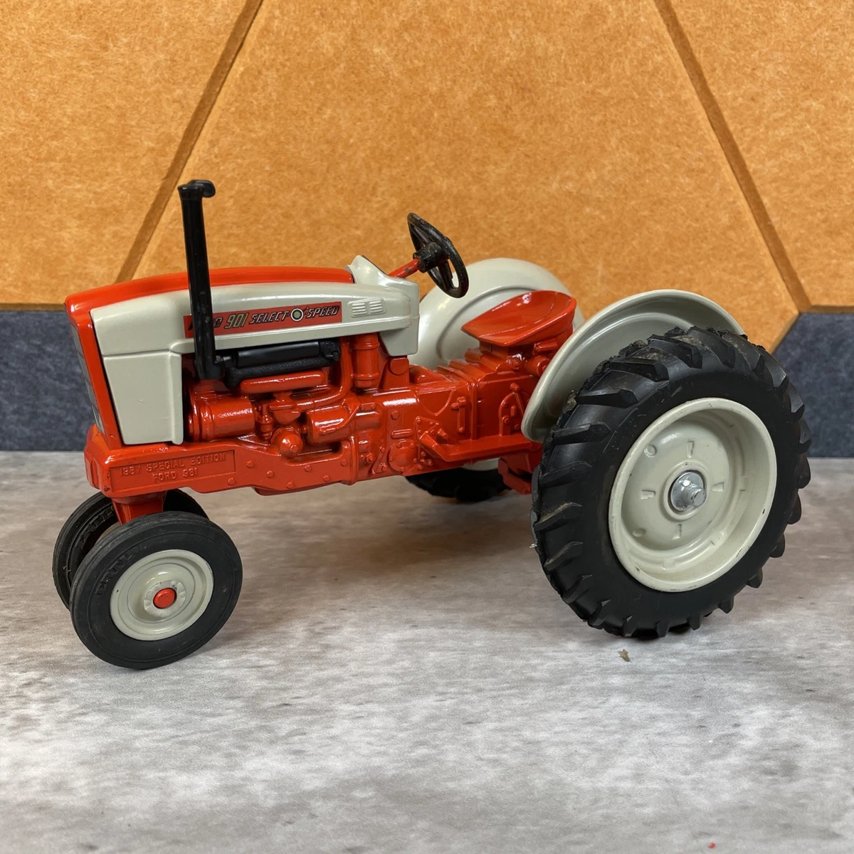 Ford　4600 トラクター　1970年代　金属製　ミニカー 1:16 Ford Tractor Vintage Manufacture Diecast Farm Vehicles for