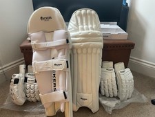 Mens cricket batting pads and gloves bundle. Right hand only.