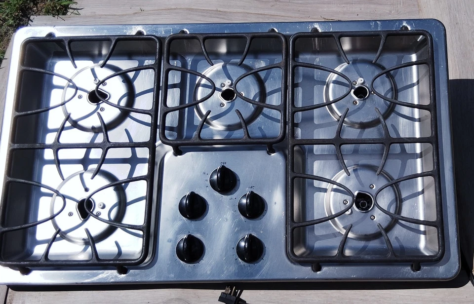 Cocina de gas integrada GE 36" 5 quemadores JGP630SEKSS Foto 2 de 4