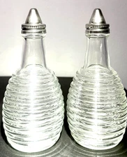 NICE! ⭐ SET OF 2⭐ POPULAR OIL AND VINEGAR SHAKERS OLD STYLE CRUET BOTTLE POURERS