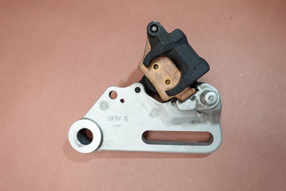 Soporte de montaje de pinza de freno trasero OEM BMW F700 F700GS 2013-2018 Foto 4 de 4