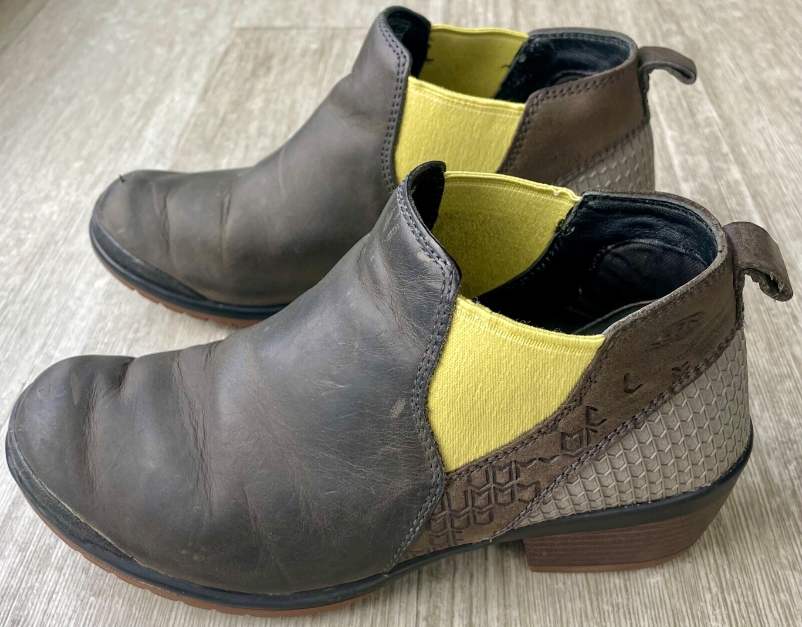 Keen stivaletto donna US 6 Morrison Chelsea nero pelle giallo