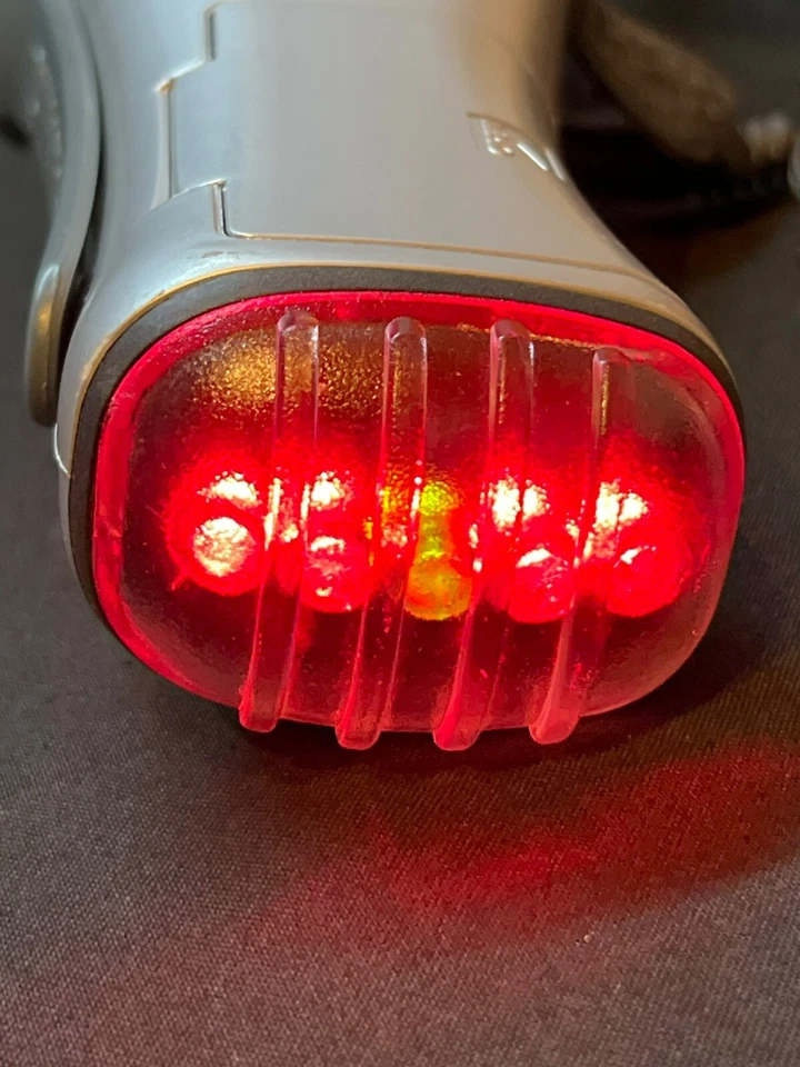 Silver Dynamo Multi-Function Hand-Crank Flashlight With Radio LED Emergency Ligh - Image 2 of 4