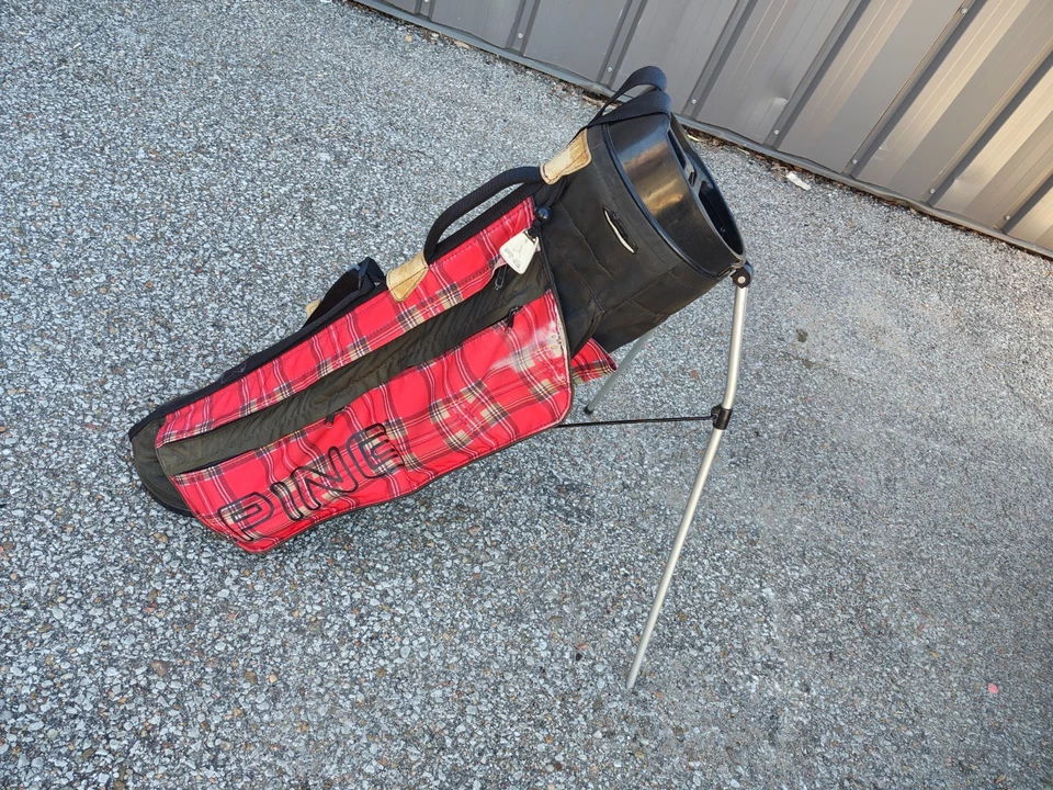 Bolsa de pie de golf vintage roja a cuadros con correa única Ping Foto 4 de 4