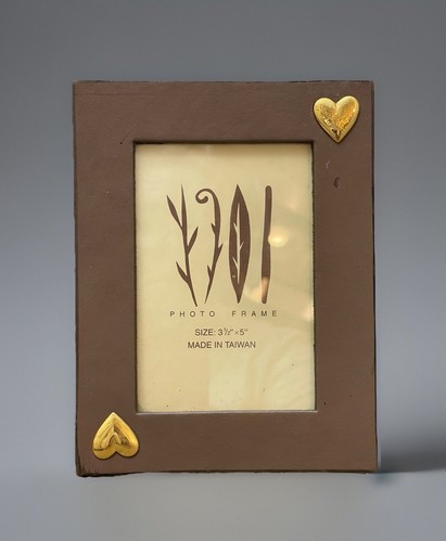 Vintage Picture Frame w/ Metal Brass Heart Appliqué – 6.5x5" – Made in Taiwan - Picture 1 of 7