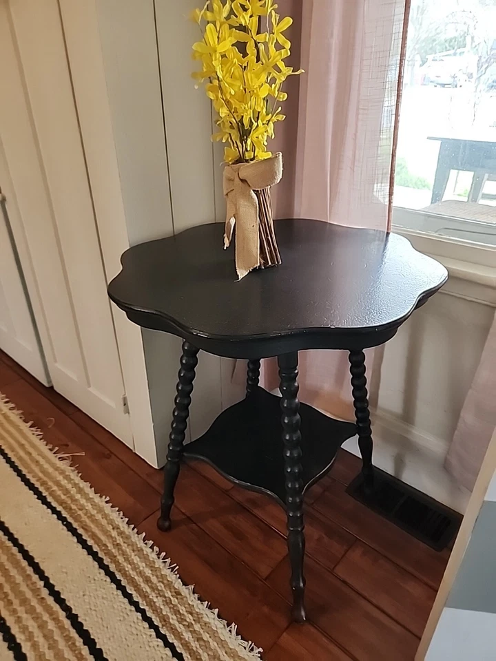 Antigua mesa de acento lateral con patas torneadas de roble - parte superior redonda de vieira pintada negra Foto 4 de 4