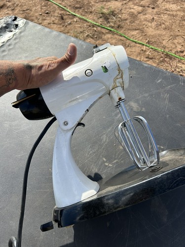 Vintage Sunbeam Mixmaster Model 12 Turns On - Afbeelding 4 van 7