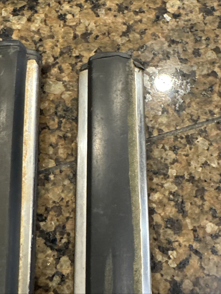 DE COLECCIÓN OEM 1972-76 BMW E10 2002 2002tii R & L guardabarros delantero moldura inferior Foto 4 de 4