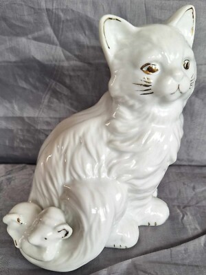 Weiße sitzende Katze aus Porzellan mit einer schlafenden Maus am Schwanz. Sehr seltener Fund.