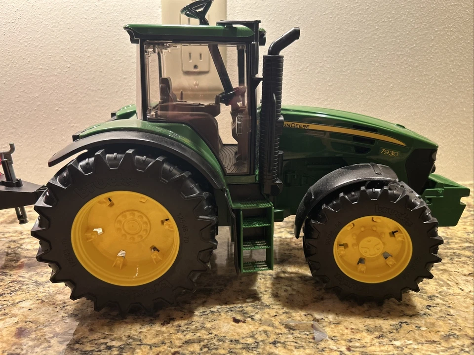 Tractor John Deere 7R 350 1/16 con remolque forestal de Bruder 09829 Foto 3 de 4