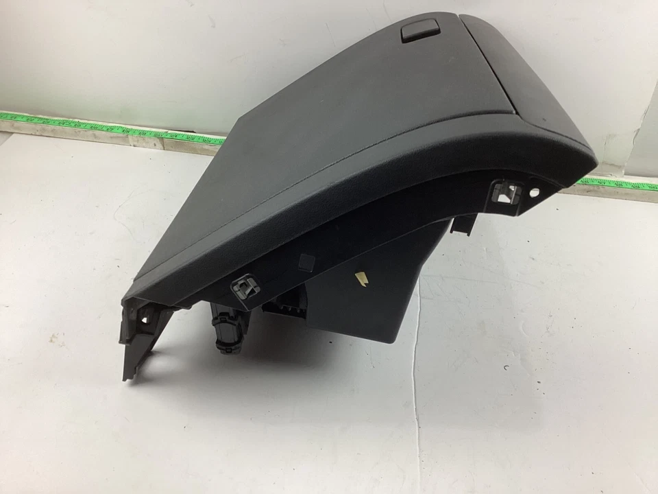 Volkswagen Jetta 2011-2018 tablero guantera compartimento de almacenamiento 5C7857097 OEM. Foto 3 de 4