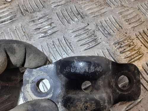 CHRYSLER PACIFICA Stabilisatorhalterung vorne rechts 68231840 3.60 33408421