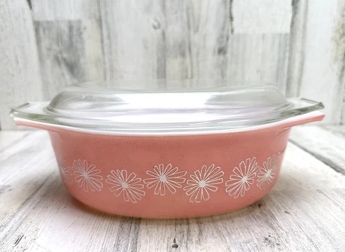 VINTAGE PYREX 1 1/2 QT PINK WITH WHITE DAISY CASSEROLE DISH W/ LID # 043 Chip