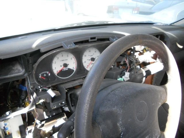 Bote de carbón de vapor de combustible Isuzu Rodeo 2001 Foto 2 de 4