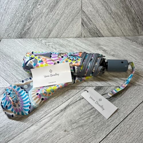 Vera Bradley Sunny Medaillon Regen Glanz faltbarer Mini Reise automatischer Regenschirm