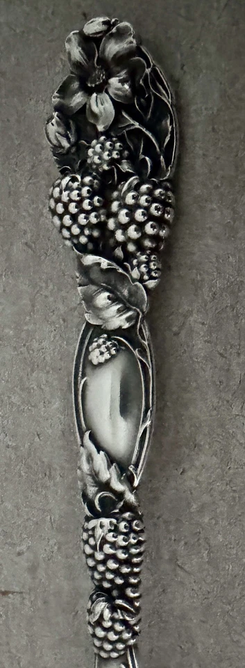 "CUCHARA DE BAYAS TIFFANY BLACKBERRY PATRÓN DE VID PLATA ESTERLINA 8 7/8"" CON CÁSCARA DE VIEIRA" Foto 2 de 4