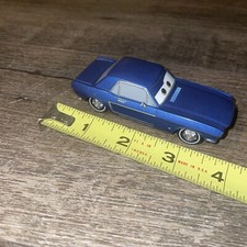 Disney Pixar Cars 1:43 Estuche de Coleccionista Brent Mustangburger Diecast Vehículo Coche