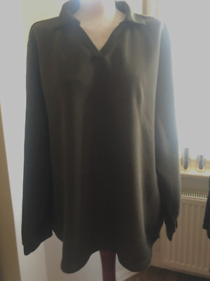 Sehr schickes dunkelgrünes Shirt von Essentials  Gr. 52/54