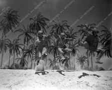 45bx04-111 William Bendix Lloyd Nolan cast making of Guadalcanal Diary 45bx04-11