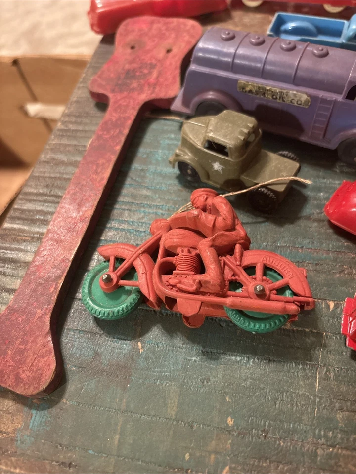 11 COCHES VINTAGE DE PLÁSTICO Y HIERRO FUNDIDO CAMIONES JUGUETES RENWAL + CASTAÑO ROJIZO + SUJETADOR + MÁS Foto 2 de 4