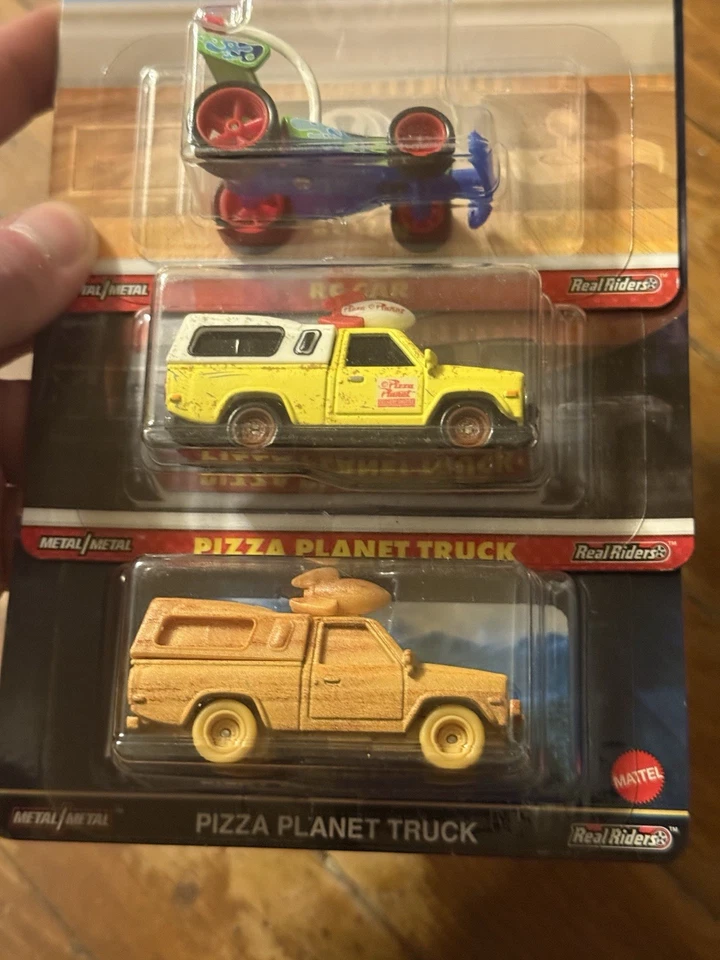 Hot Wheels Premium Retro Entertainment Toy Story! ¡Par de camiones Pizza Planet y radiocontrol! Foto 4 de 4