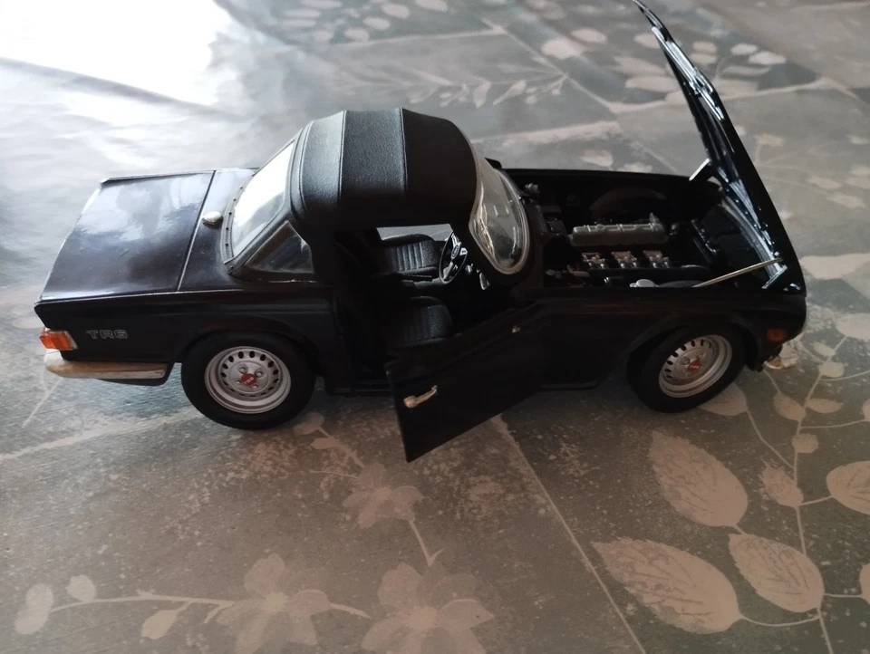  Triumph Tr6 Modellauto (vermutlich 1:18)  von 1974 in schwarz - Bild 3 von 4