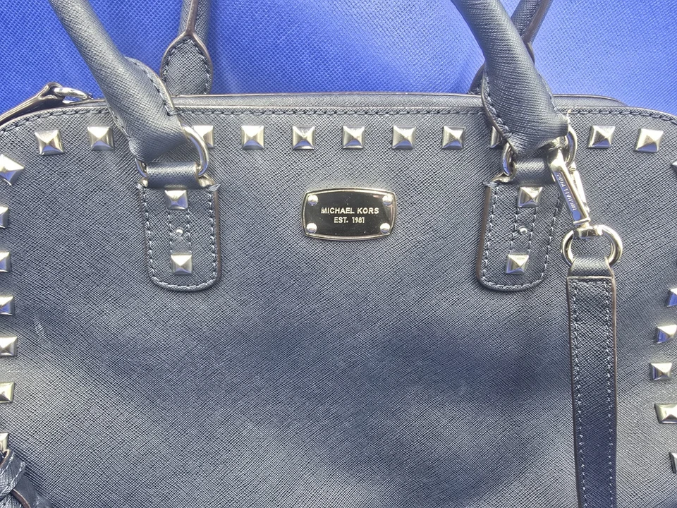 MICHAEL KORS - Bolso de Mano Grande Negro Selma Tachonado Cuero Saffiano con Cartera Foto 2 de 4