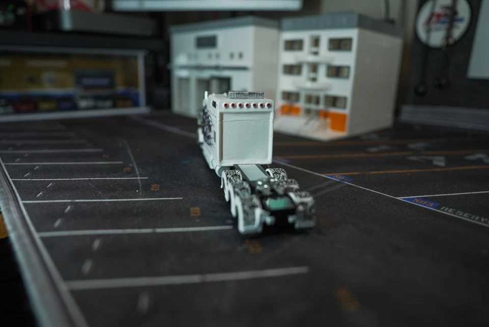 DCP 1:64 Peterbilt 389 Custom Made Long Sleeper - Image 4 of 4