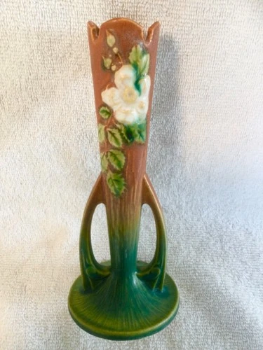 Vintage MCM ROSEVILLE POTTERY 995-7” WHITE ROSE DBL HANDLED BUD VASE tan & green