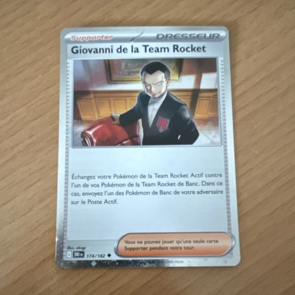 Pokémon JCC Giovanni de la Team Rocket 174/182 FR Carte Dresseur - Photo 1/1