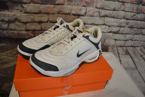 chicas con tenis nike