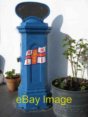 Foto 6x4 RNLI Charity Box Clovelly Die helle Morgensonne scheint auf eine R c2009