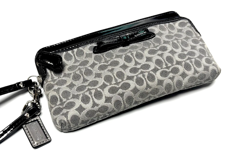 Muñequera COACH gris metálico firma lona/negro charol ribete doble cremallera Foto 3 de 4