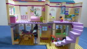 Lego Friends - 41314 Stephanie's House, only missing 1 character